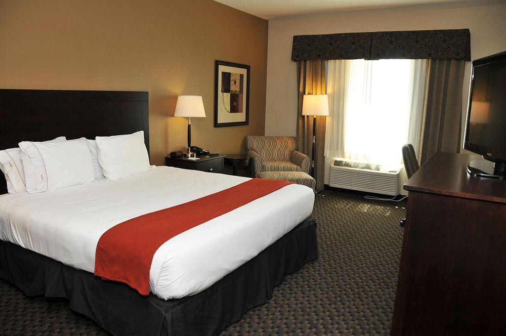 Holiday Inn Express & Suites Clinton By Ihg Chambre photo